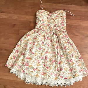 Very  cute short floral dress with lace detailing